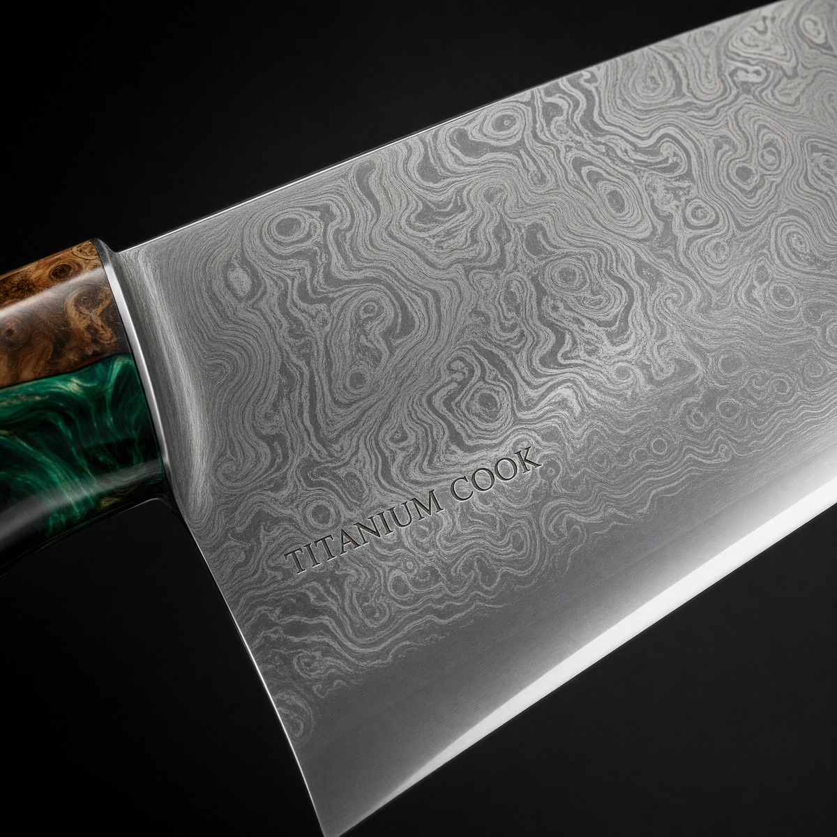 Detaillierte Ansicht der gravierten Damaszenerklinge TITANIUM COOK — Jadeprisma