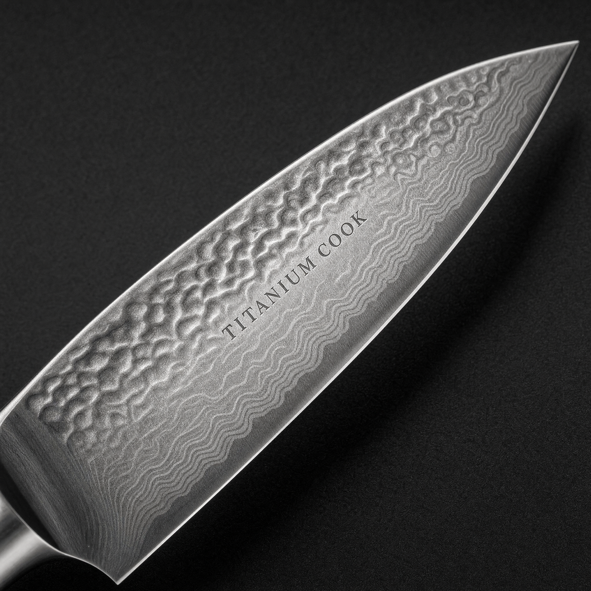 Détail de la lame martelée gravée TITANIUM COOK — office Nocturne