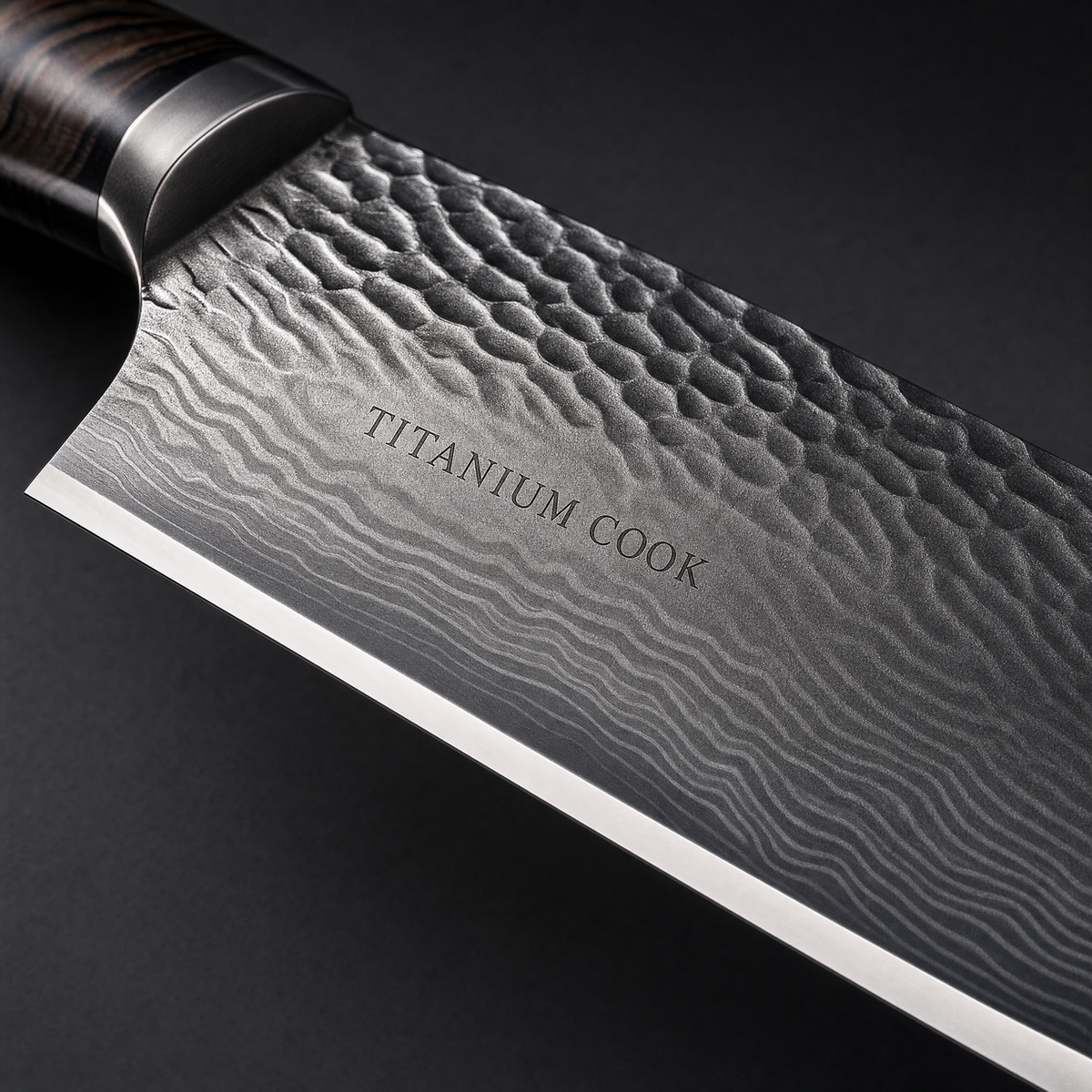 Détail de la lame martelée gravée TITANIUM COOK — Kiritsuke Nocturne