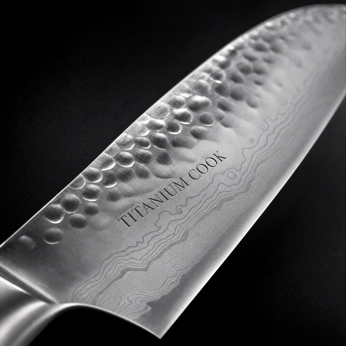 Détail de la lame martelée gravée TITANIUM COOK — Santoku Nocturne