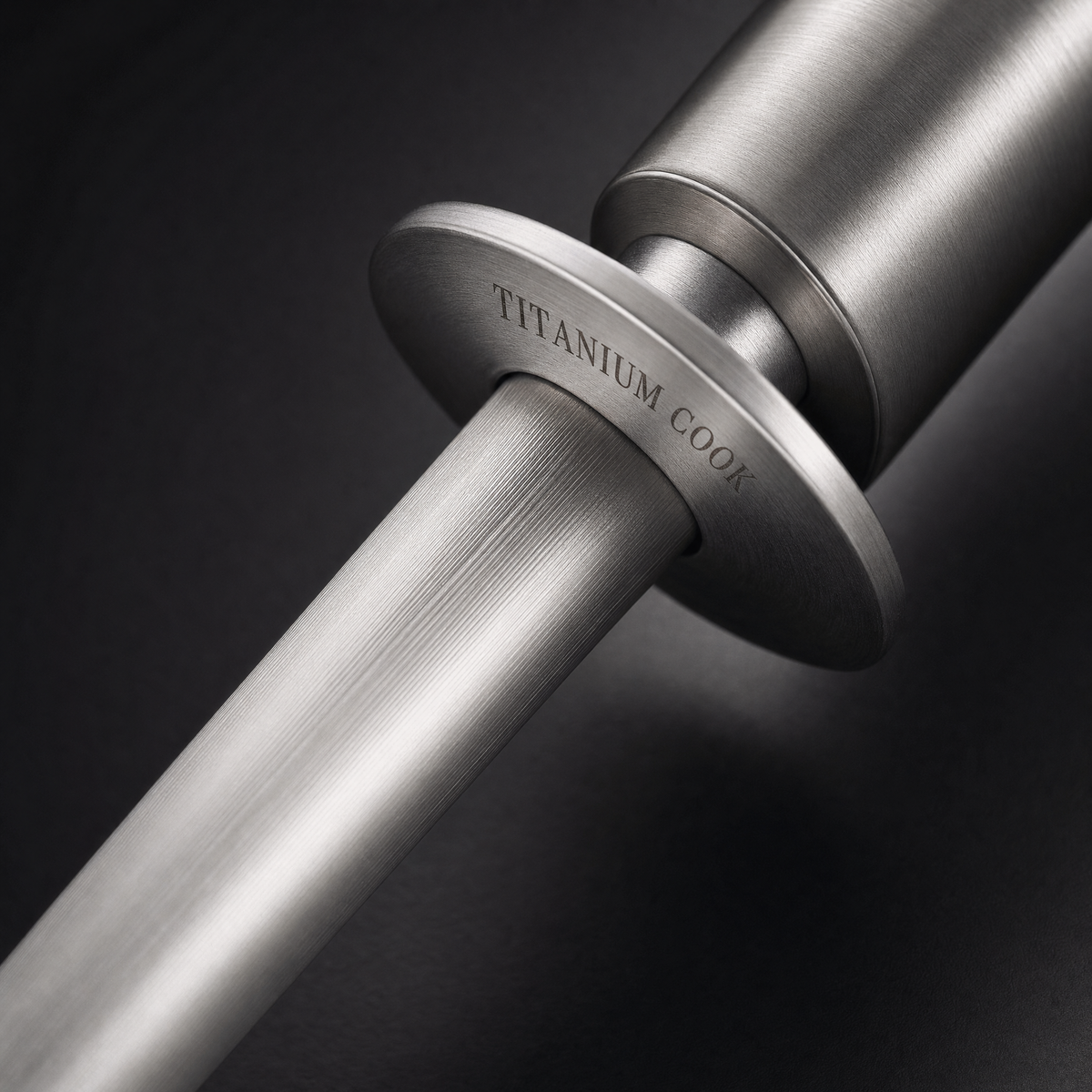 Détail de la garde gravée TITANIUM COOK et des cannelures — fusil à aiguiser