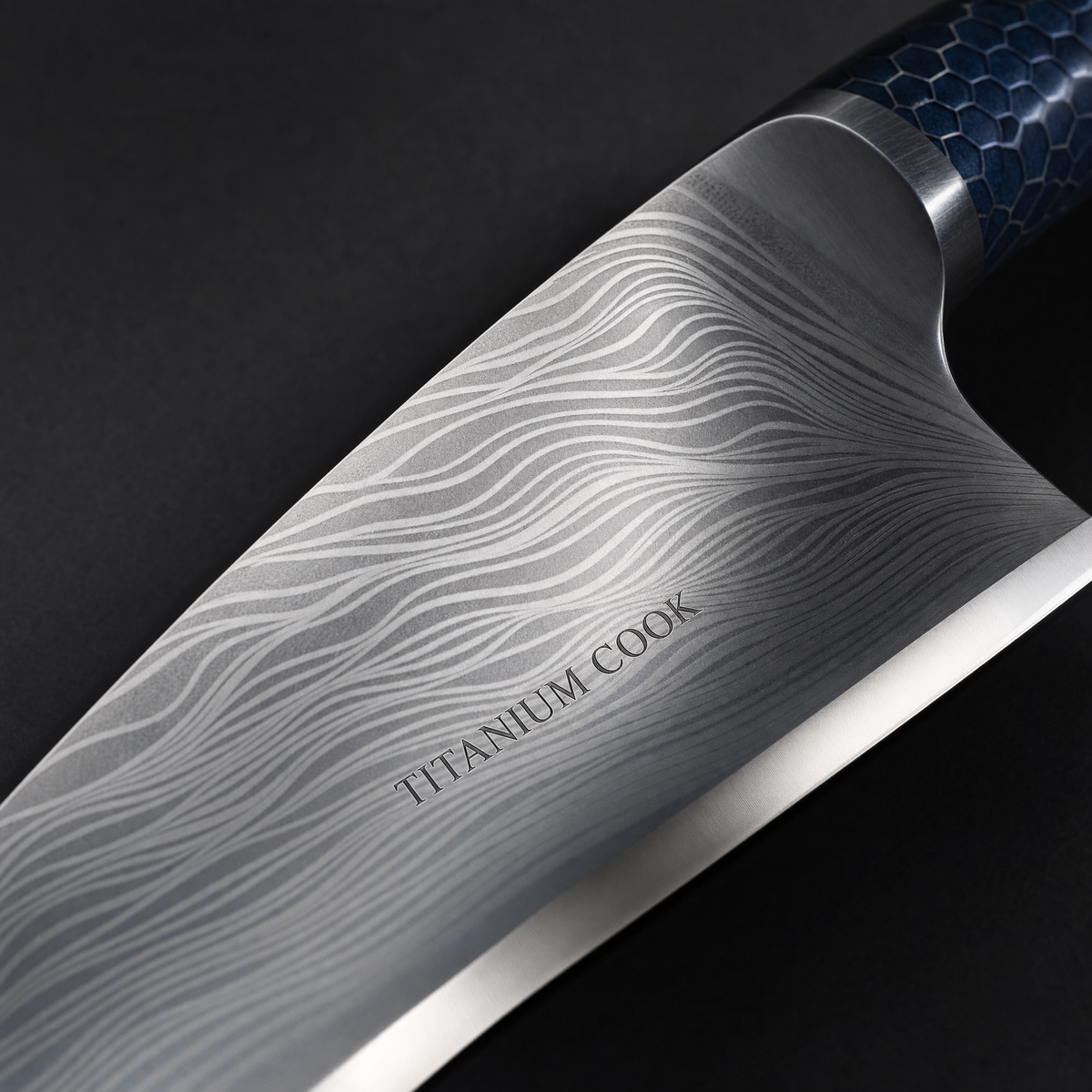Detail der gravierten Damaszenerklinge TITANIUM COOK — Santoku mit Kullen
