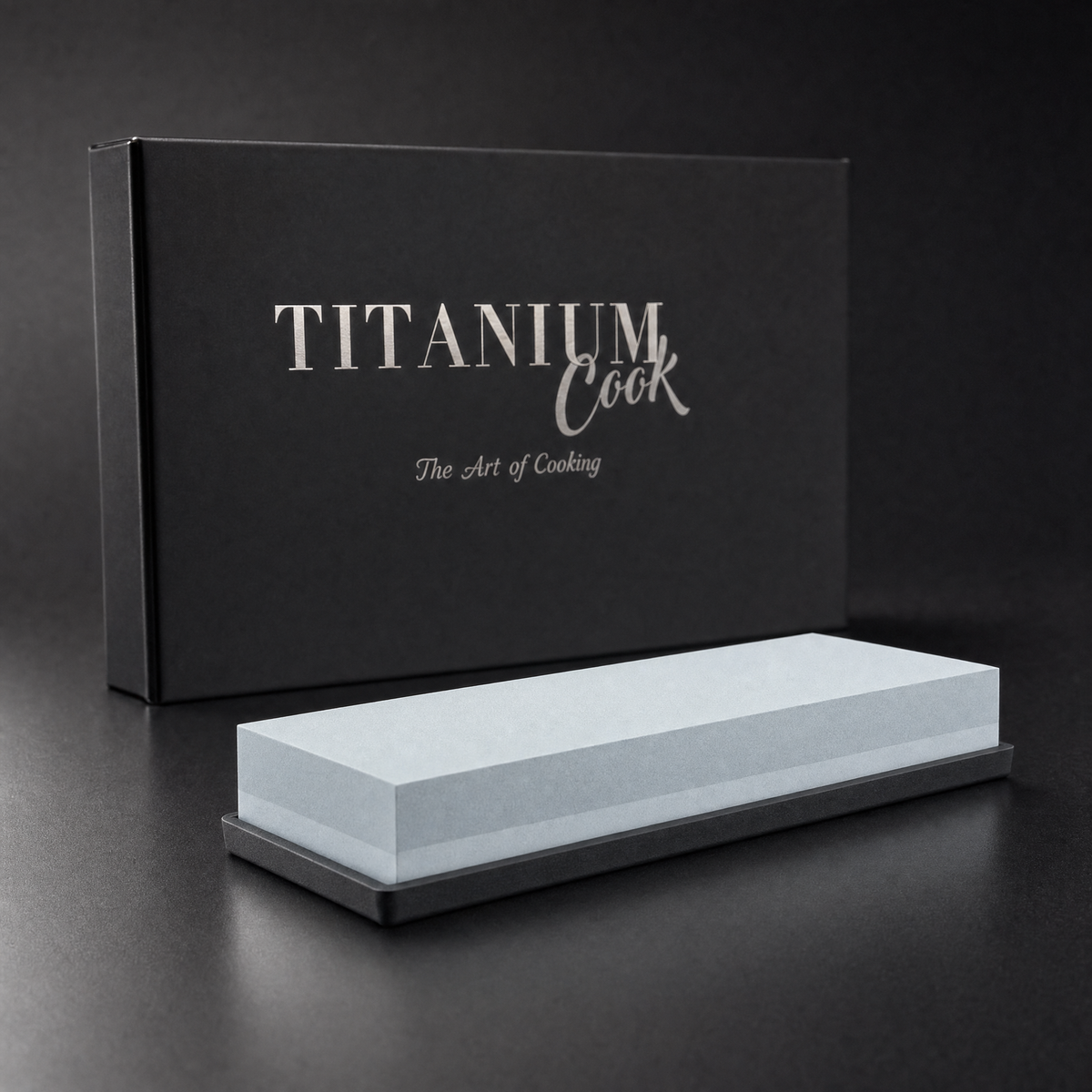 Pierre à Aiguiser, coffret TitaniumCook sur fond studio noir